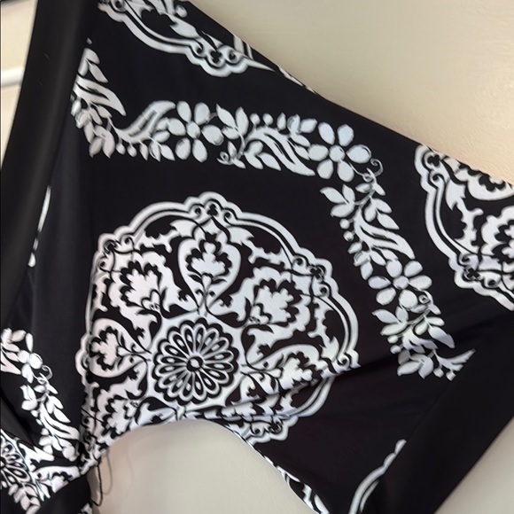 White Horse Black Market Elegant Black and White Women's Top - Picture 2 of 9